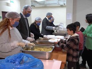 Öğrencilerin Sıcak Yemeği Meslek Lisesinde Hazırlanıyor