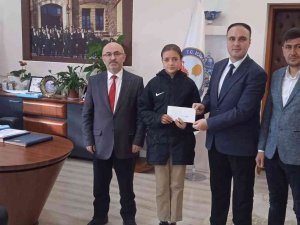 Kaymakam Tosun, Başarılı Öğrenciyi Ödüllendirdi