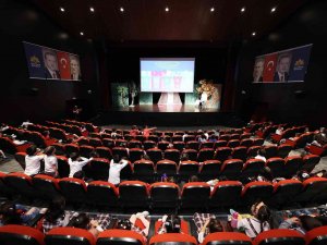 ’Küsmesin Yıldızlar’ Tiyatro Oyunu Öğrencilerle Buluştu