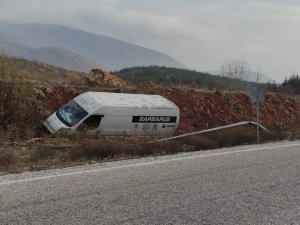 Minibüs Şarampole Devrildi: 2 Yaralı