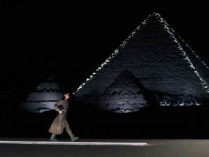 Fransız Moda Devinden Mısır Piramitlerinde Görkemli Defile