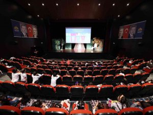 ‘Küsmesin Yıldızlar’ Tiyatro Oyunu Öğrencilerle Buluştu