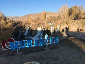 Muradiye Şelalesi Sonbaharda Güzelliği İle Büyülüyor