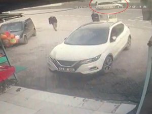 Otomobil Bariyerlere Çarpıp Yan Yatmıştı, Kaza Anı Kamerada