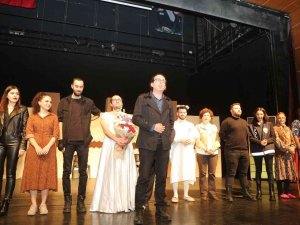 Efeler’de ’Entrikalı Dolap Komedyası’ İsimli Oyun Seyirci İle Buluştu