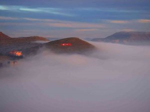 Batman’da Muhteşem Görüntü: Sis Bulutu Ve Ay Yıldızlı Bayrağın Eşsiz Uyumu
