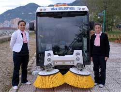 Rize'yi, pembe fularlı kızlar temizliyor