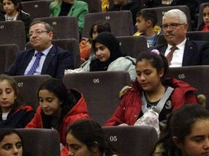 Vali Polat, Köy Okulu Öğrencileriyle “Buğday Tanesi” Filmini İzledi