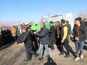 Kalp Krizi Sonucu Hayatını Kaybeden Lise Öğrencisi Gözyaşları Arasında Toprağa Verildi