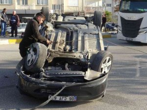 Takla Atan Aracın Sürücüsü Yaralandı, Ters Dönen Otomobili Vatandaşlar Düzeltti