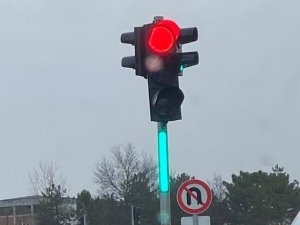 Akıllı Kavşakta Trafik Işığının Kafası Karıştı: Üstte Kırmızı, Altta Yeşil Yandı