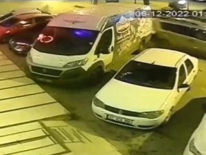 Kavşakta Çarpışan Otomobil Ve Hafif Ticari Araç Park Halindeki Araçların Arasına Daldı