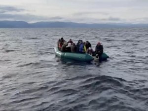 Yunan Unsurları Tarafından Ölüme Terk Edilen 17 Kaçak Göçmeni, Sahil Güvenlik Kurtardı