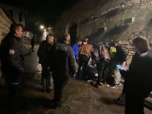 ’Yan Bakma’ Kavgasında 4 Genç Bıçakla Yaralandı