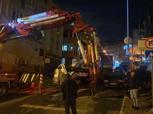 Eyüpsultan’da İş Makinesi Park Halindeki Cipin Üzerine Devrildi