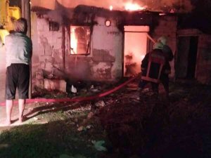 Tarsus’ta Yangın Çıkan Ev Kullanılmaz Hale Geldi