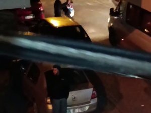 Sokak Ortasında Kadını Darp Etti, Çevredekiler Sadece İzledi