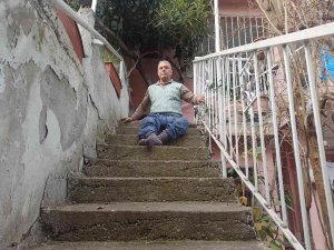 Kaza Sonrası Belden Aşağısı Engelli Kaldı, 38 Yıldır Bilek Gücüyle Merdivenleri Çıkıyor