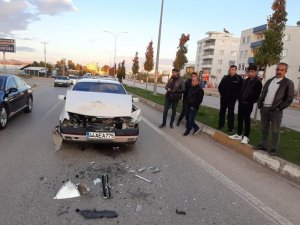 Otomobil, Kırmızı Işıkta Duran Araca Arkadan Çarptı