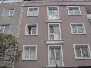 İ̇stanbul’da Akıl Almaz Olay Kamerada: Çilingirle Kapıyı Açtırıp Halasının Evini Soydu