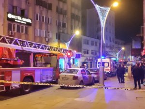 8 Katlı Binanın Çatısına Çıktı, Polis Güçlükle İkna Etti