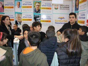 12 Yaşında 5 Kitap Yazan Çocuk Fuarın Gözdesi Oldu