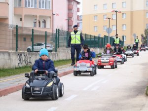 Çocuklar Akülü Arabalarla Trafik Kurallarını Öğrendi