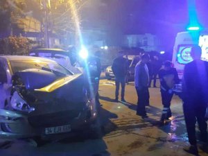 Kavşakta Kaza:2 Yaralı