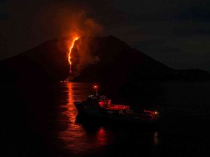 Stromboli Yanardağı Lav Püskürtmeye Devam Ediyor