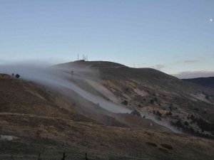 Bulutların Dağların Yamacından Süzülüşü Mest Etti