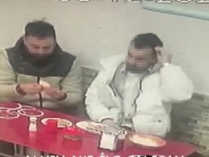 Para Ödememek İçin Saçını Koparıp Yemeğe Koydu, O Anlar Kameralara Yansıdı