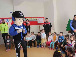 Çocuklar Polis Maskotu ‘Kanka’ İle Eğlenerek Öğrendi