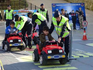 Öğrencilere Akülü Araçlar İle Trafik Eğitimi Verildi