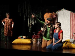 ‘Küsmesin Yıldızlar’ Tiyatro Oyunu Öğrencilerle Buluştu