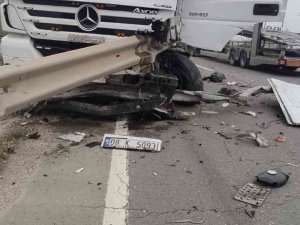 Bilecik’te Süt Yüklü Tır Bariyerlere Çarptı, Sürücüsü Yaralandı