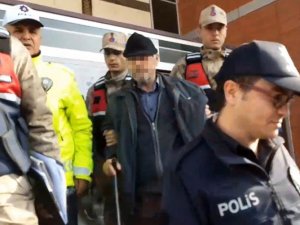 "Erkek Değilim" Diyen Sahte Hoca Tutuklandı