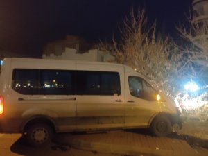 Minibüs İle Hafif Ticari Araç Çarpıştı: 1 Yaralı