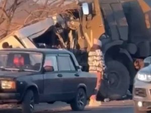 Donetsk’te Rus Askeri Aracı Minibüsle Çarpıştı: 16 Ölü, 3 Yaralı