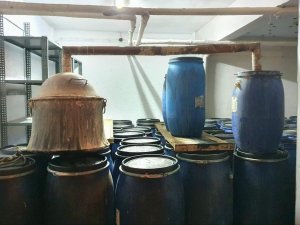 Depo Olarak Kullanılan Bağ Evinde 12,5 Ton Kaçak İçki Ele Geçirildi