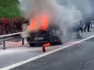 İ̇stanbul Tem’de Araç Alevlere Teslim Oldu: Trafik Durdu