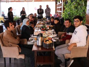 Mekan Kafe Restoran Engellileri Ağırladı