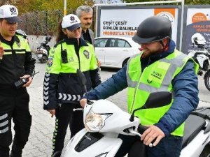 Fethiye’de Motor Sürücülerine Reflektörlü Yelek Dağıtıldı