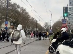 Kabataş-bağcılar Tramvay Hattında Arıza: Yolcular Raylar Üzerinde Yürüdü