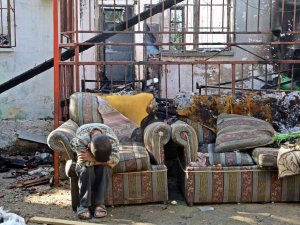 Yangında Hem Evi Hem De Geçimini Sağladığı Türk Bayrakları Küle Döndü