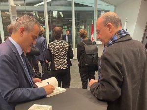 Milli Eğitim Bakanı Özer, Oecd Eğitim Bakanlarına Kitap Hediye Etti