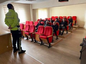 Altıntaş’ta Taşımalı Araç Sürücülerine Karla Mücadele Eğitimi