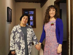 Annesinin Erken Yaştaki Evliliği Sanatçıya İlham Verdi