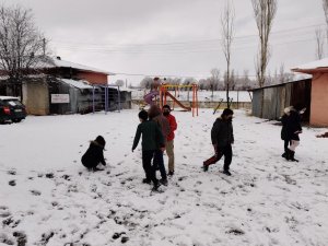 Erzincan’da İlçelere Yağan Karın Keyfini Çocuklar Çıkardı