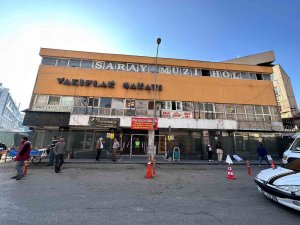 60 Yıllık Geçmişe Sahip Vakıflar Sarayı Yıkılacağı Günü Bekliyor