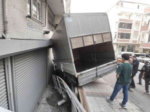 Sultangazi’de Freni Boşalan Kamyonet Binaya Çarptı